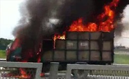 Cháy xe tải gây ùn tắc dài trên Quốc lộ 1A